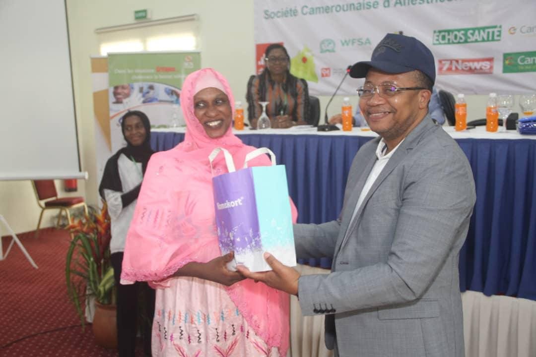 Remise de prix du Dr Dr Romuald HENTCHOYA à une infirmier anesthésiste