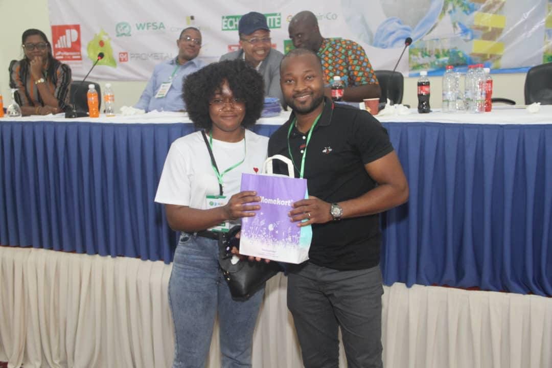 Remise de prix du Dr NIAT à mademoiselle Madolla