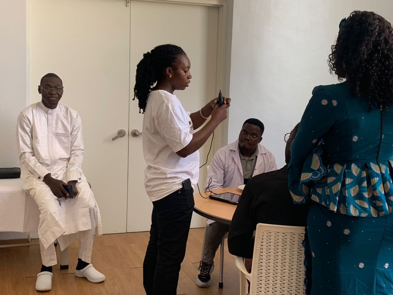 Demonstration de l’utilisation d’une sonde échographie par Dr Tchokam